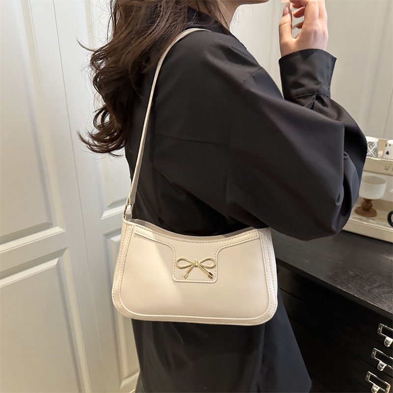 Artistic, simple and stylish single-shoulder bag for spring 2025, a trendy, retro and fashionable underarm bag, a stylish small square bag for women details Picture