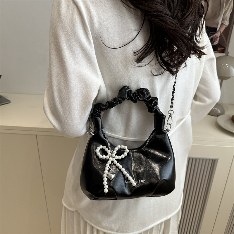 Silver pleated hand-held small bag for women, 2025 summer new style dumpling bag, versatile and stylish chain commuting crossbody bag details Picture
