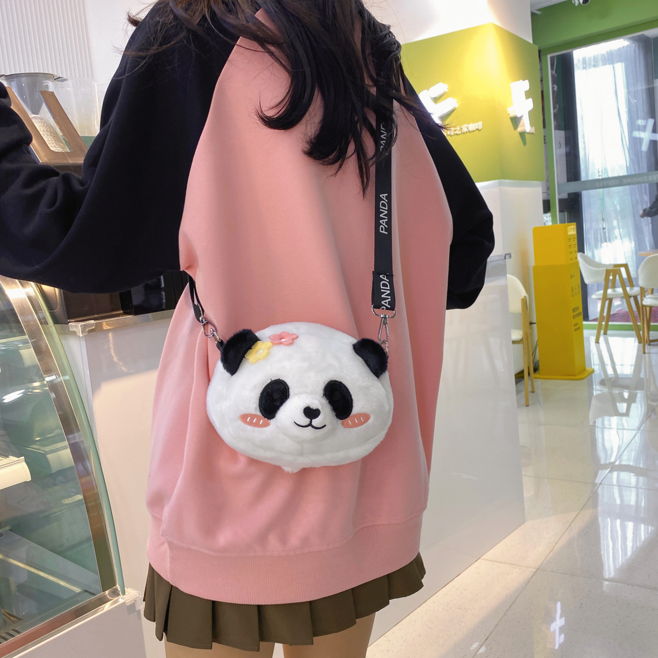 Cute flower red panda plush bag for girls 2023 new autumn and winter sweet girl crossbody plush bag Application Scenario