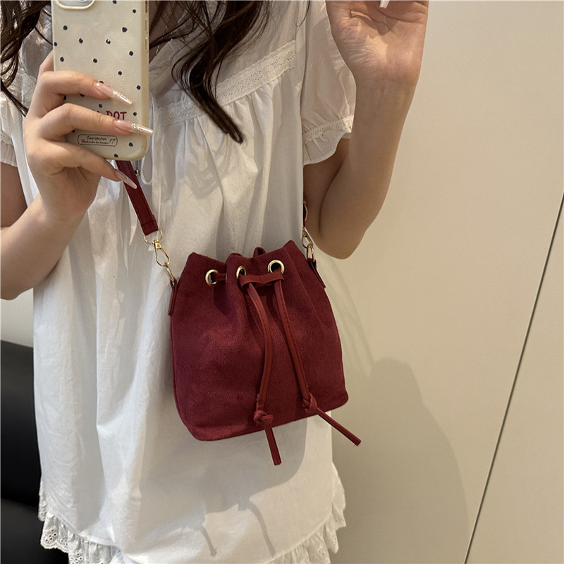 Drawstring handbag for women, 2025 new style versatile ins Korean single-shoulder crossbody bag, stylish and simple bucket bag Specification drawing