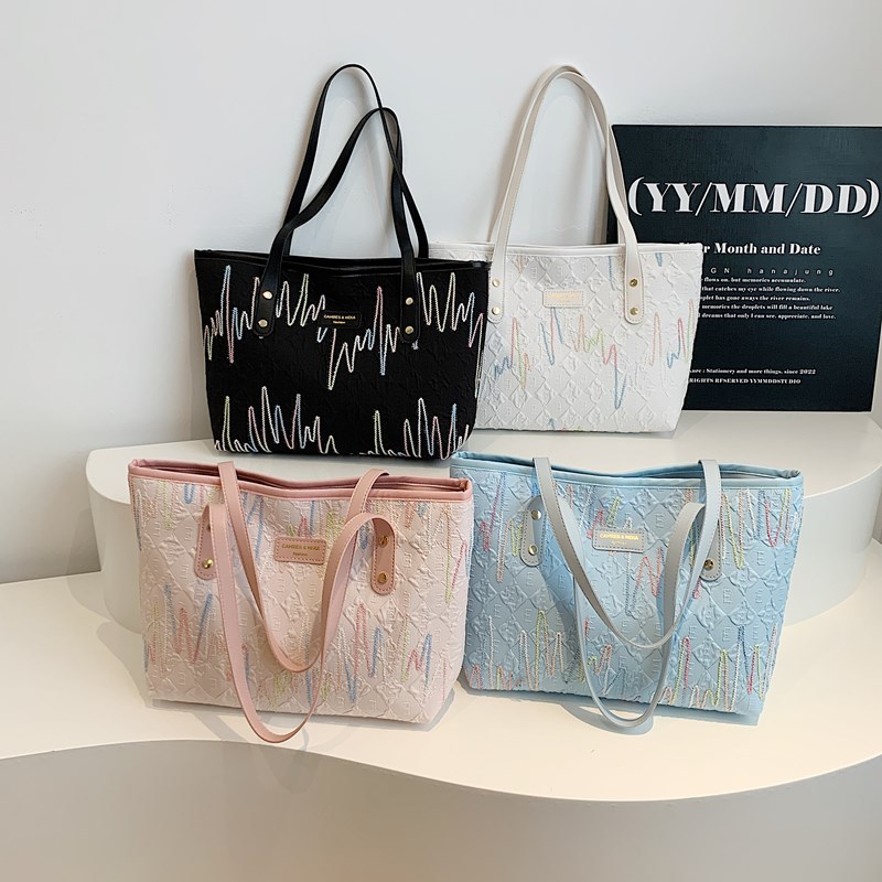 A new 2025 fashionable single-shoulder striped embroidered tote bag for women's casual commuting Application Scenario