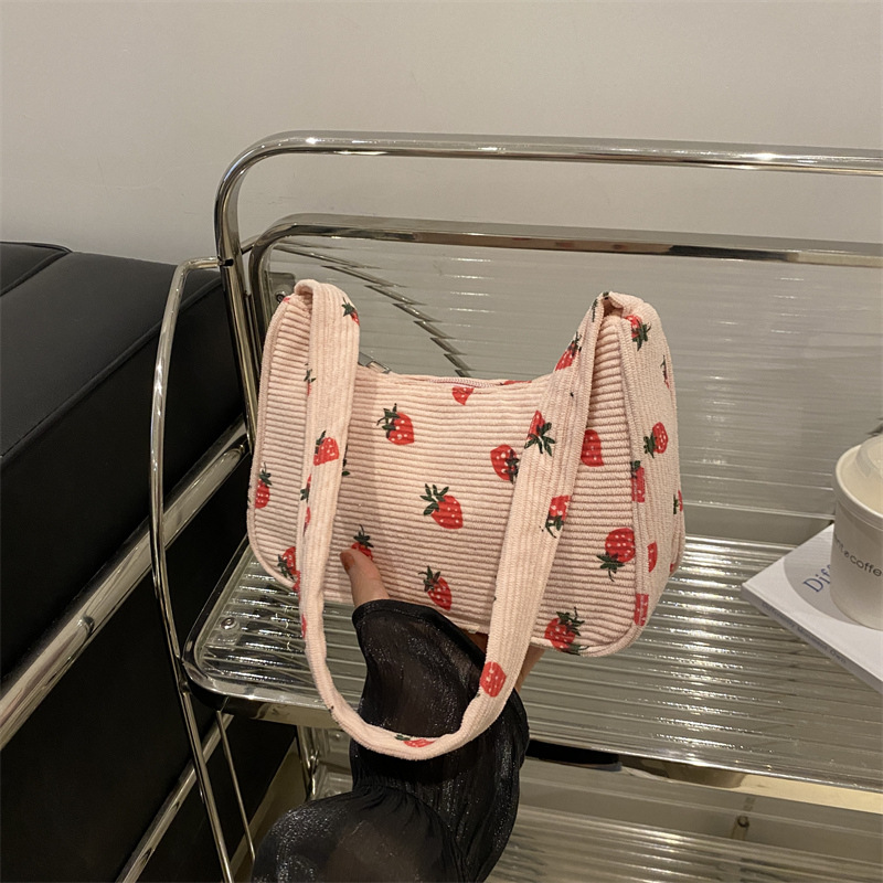 The 2024 new style of fresh and stylish strawberry-printed underarm bag is a trendy, simple and lightweight single-shoulder bag for commuting full figure