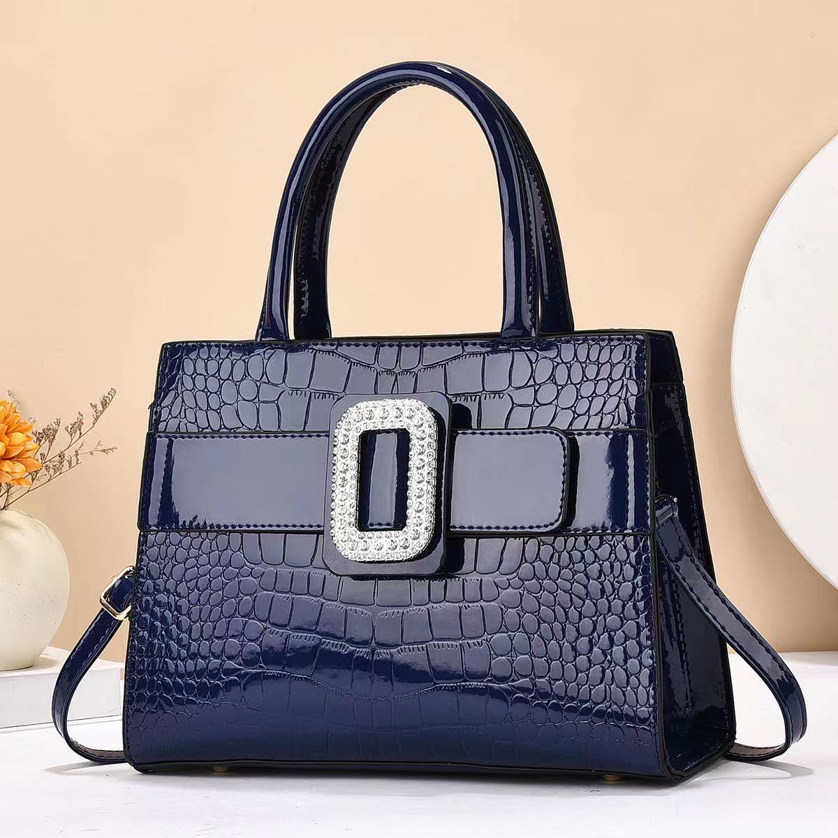 This is a new 2024 European-style, elegant and stylish single-shoulder crossbody women's bag with large capacity and diamond-encrusted design Application Scenario