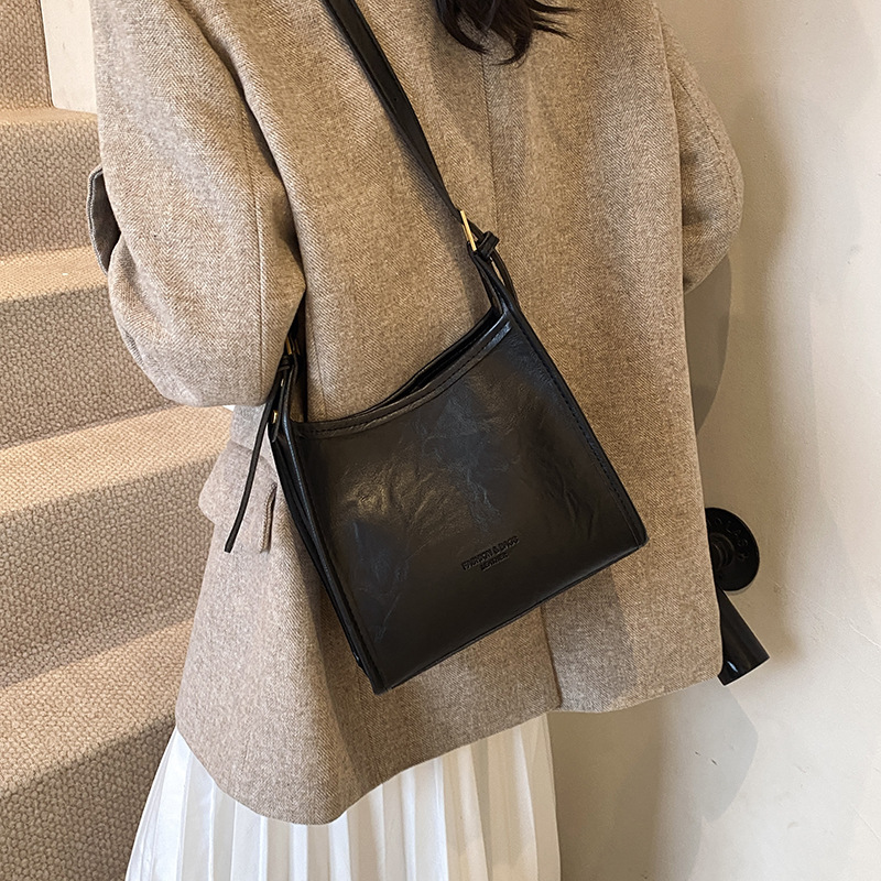 This year, small hand-held bags are in vogue for women. The new autumn 2024 collection features simple and stylish underarm bags and versatile shoulder bags Specification drawing