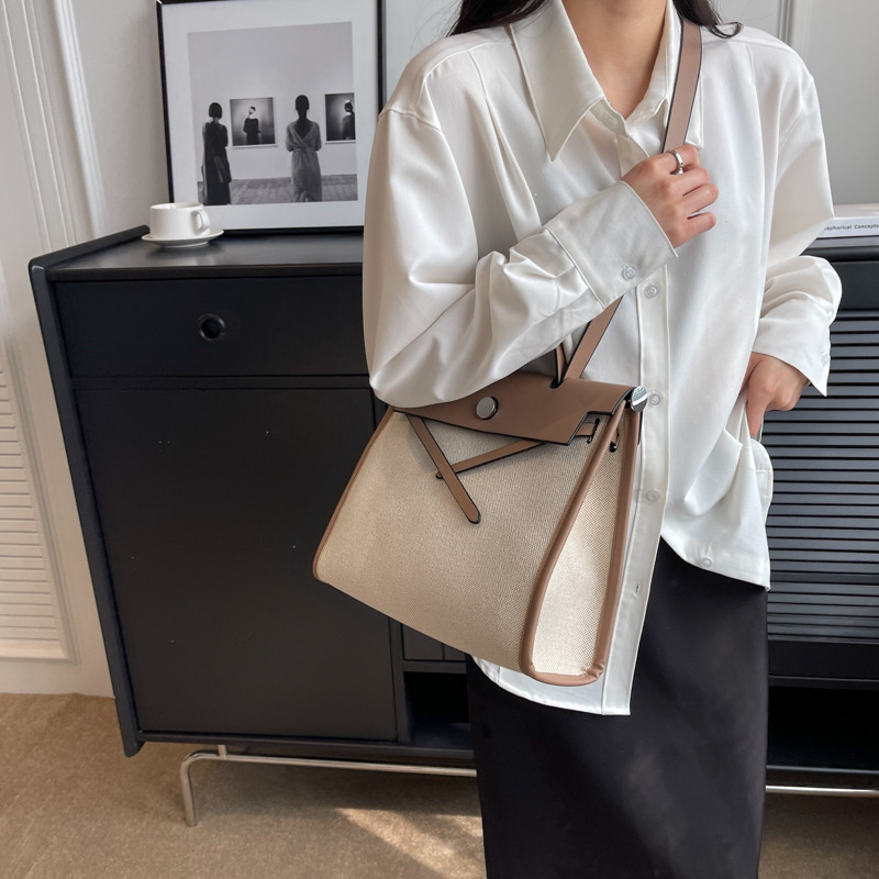 Commuting bag, large-capacity women's bag, 2023 new trendy and fashionable single-shoulder crossbody bag, high-end quality hand-held Kelly bag Application Scenario