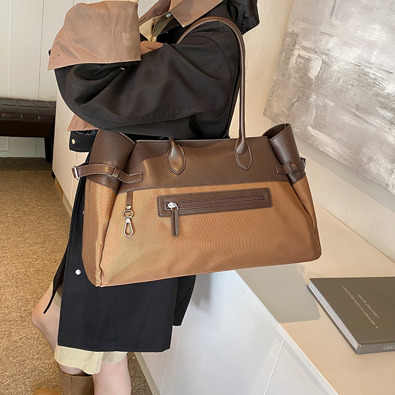 High-end retro versatile Tote bag for women, 2024 new style, light luxury, simple, large-capacity casual commuting single-shoulder bag Application Scenario