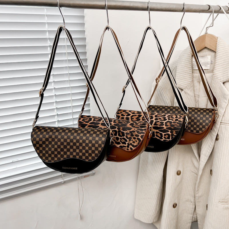 This is a new 2025 stylish and elegant single-shoulder crossbody bag with a stylish and retro lid and a leopard print texture Application Scenario