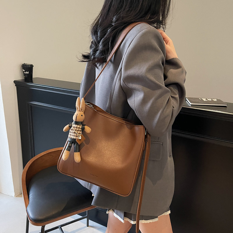 Cross-border soft leather bucket bag for women 2025 new style, fashionable and versatile, single-shoulder underarm bag, high-end casual crossbody bag details Picture