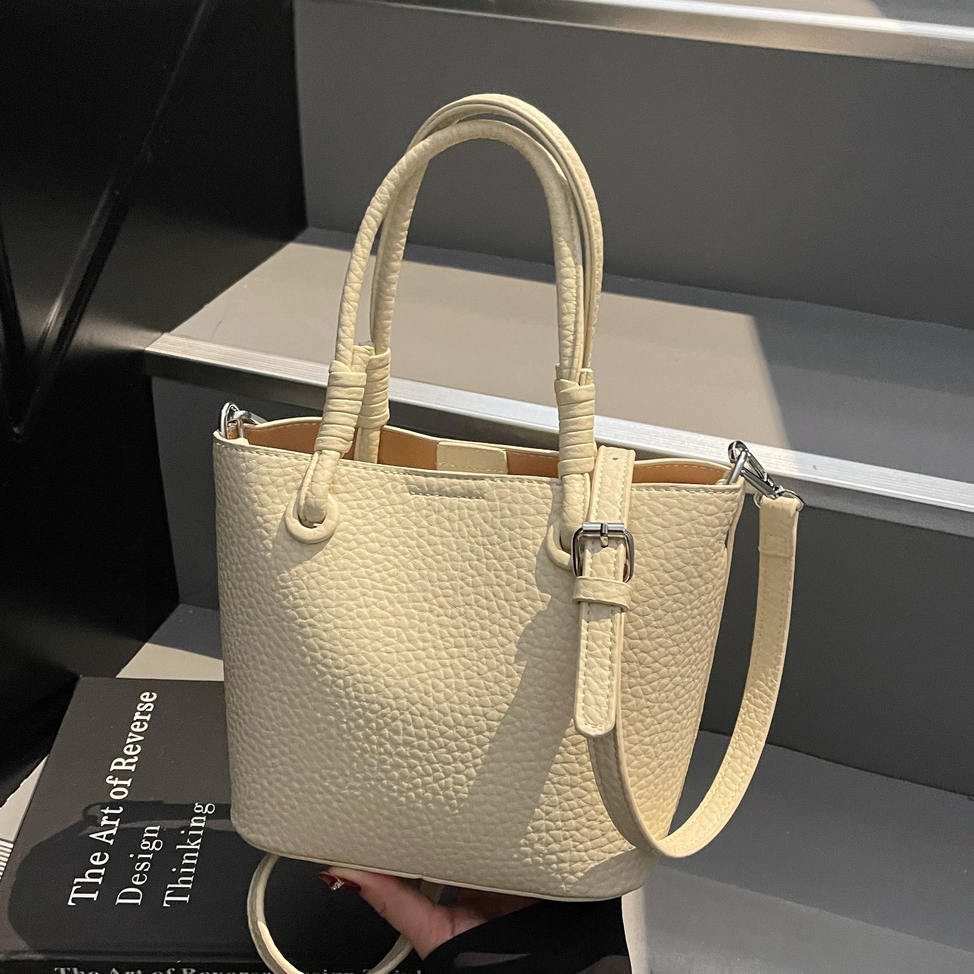 High-end handbag for ladies 2025 New trendy Spring fashion casual single-shoulder bag crossbody bucket bag full figure