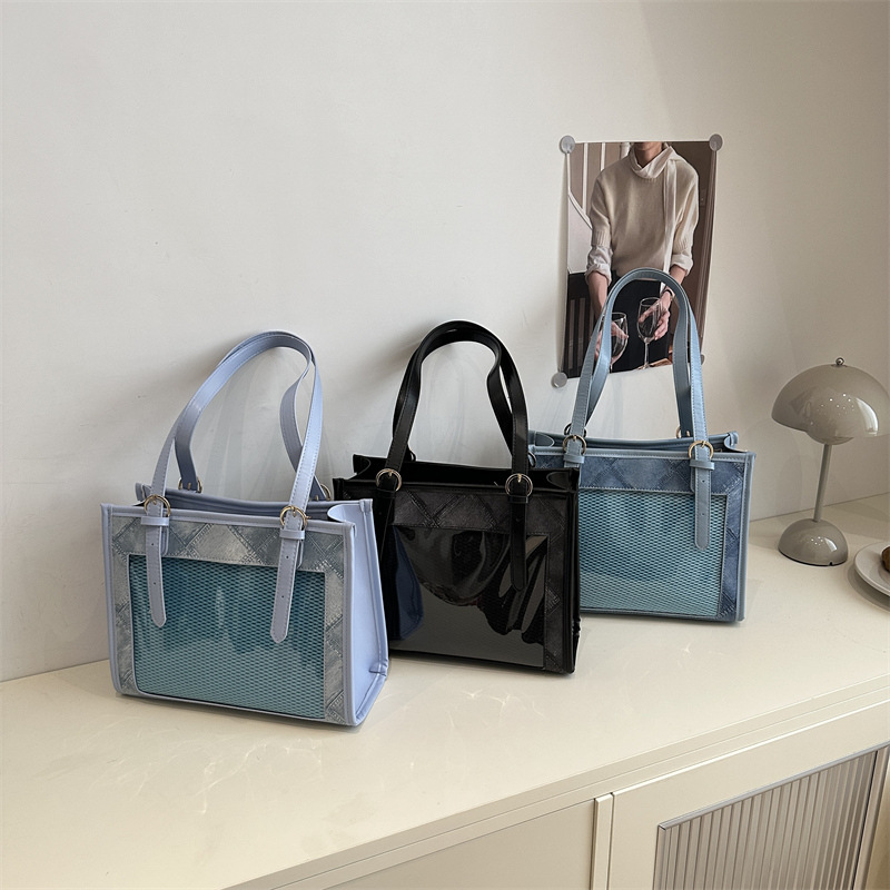 The new Japanese-style denim pain bag, versatile single-shoulder crossbody bag, women's large-capacity daily commuting bag and tote bag Application Scenario