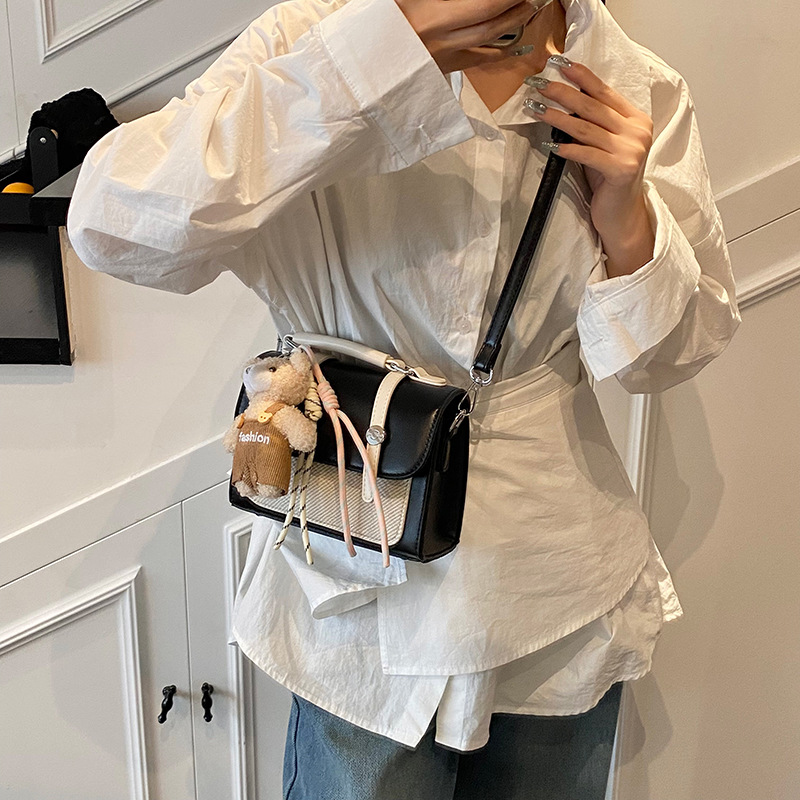 A high-end, simple and casual handbag for women in the summer of 2025, featuring a stylish and fashionable patchwork style. It is a single-shoulder crossbody bag for commuting to work Specification drawing