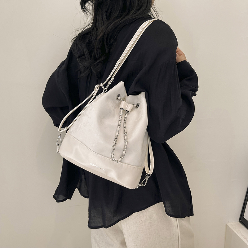 Personalized chain, stylish design, fashionable drawstring women's backpack 2024 new style, simple and large-capacity crossbody bucket bag details Picture