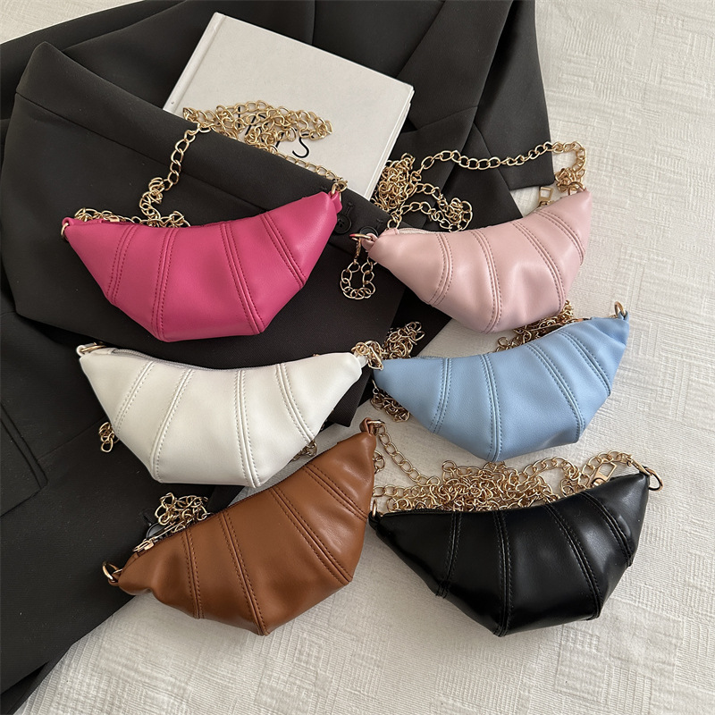 Spring 2025 new niche design, casual, simple, retro, fashionable and trendy women's single-shoulder crossbody bag Application Scenario