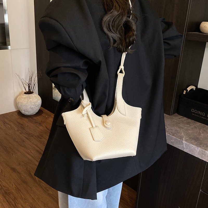 A trendy large-capacity hand-held bucket bag for women 2025, a new casual Korean-style fashionable single-shoulder crossbody bag for work and commuting Application Scenario