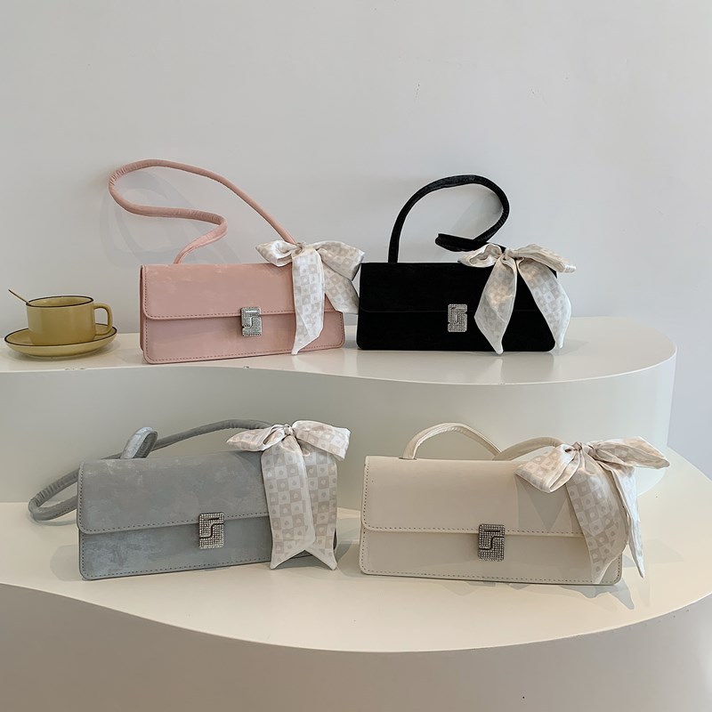 The 2024 new silver single-shoulder bag for French niche women is in vogue this year. The textured underarm baguette bag is also popular Specification drawing