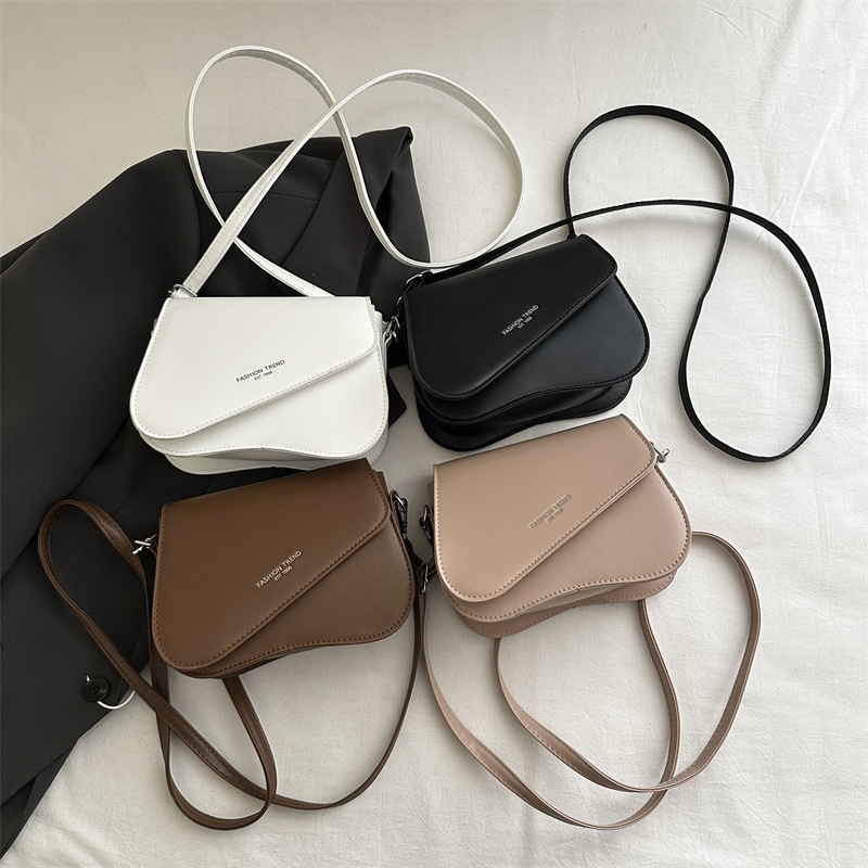 The 2025 new style of fashionable women's bag is versatile for commuting, featuring a single-shoulder crossbody bag with a mobile phone and loose change. It's a cross-border trend Application Scenario