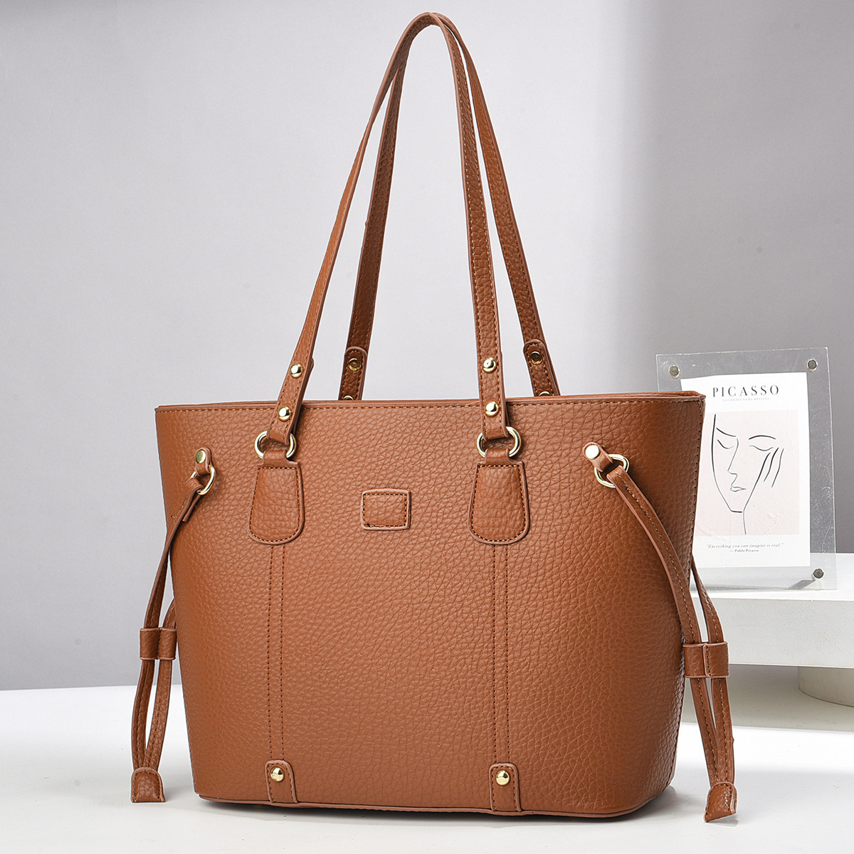 The 2024 new large-capacity underarm tote bag with lychee pattern is a trendy single-shoulder crossbody bag for women and a high-quality commuting handbag Application Scenario