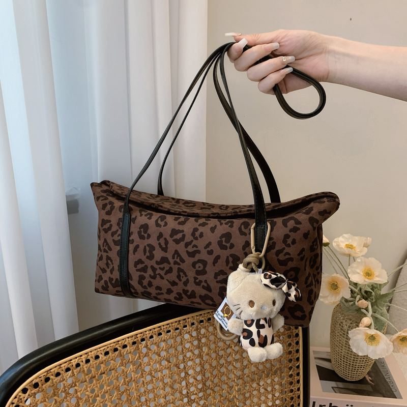 Retro niche leopard print single-shoulder underarm bag for women, 2024 new style, high-end, versatile and fashionable commuter baguette bag details Picture