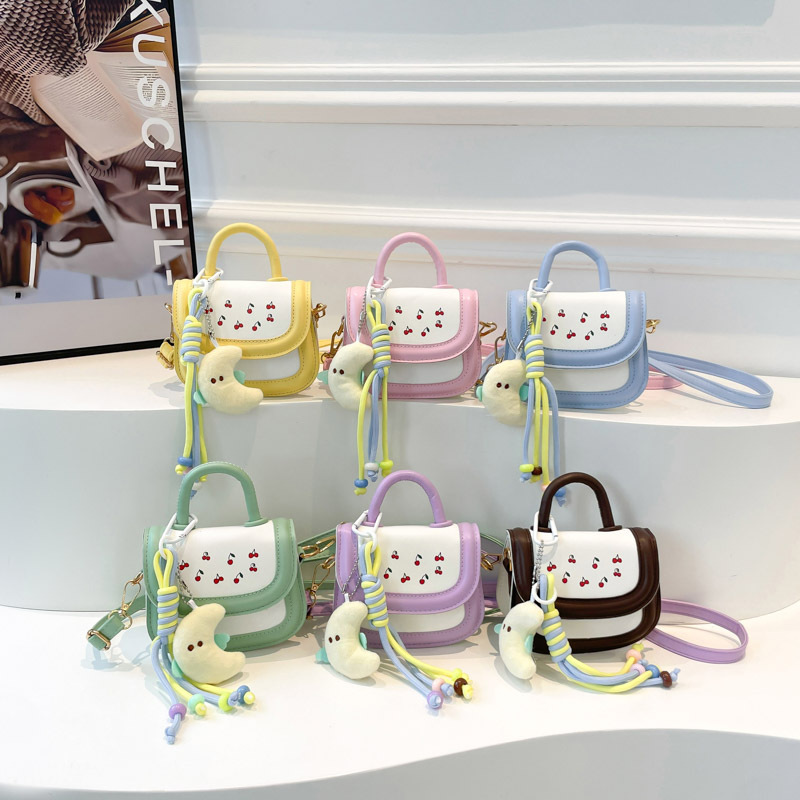 A new cartoon mini, fashionable and cute handbag with shoulder and crossbody splicing for summer 2025 Application Scenario