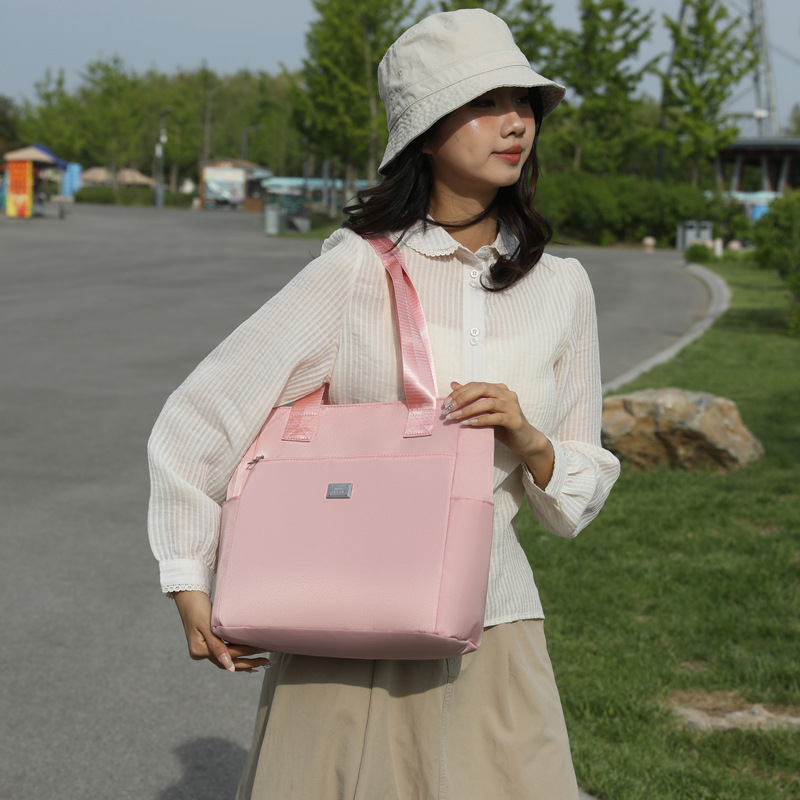 New large-capacity tote bag, Oxford cloth lightweight commuting briefcase, multi-layer casual travel single-shoulder bag, hand-held bag Application Scenario