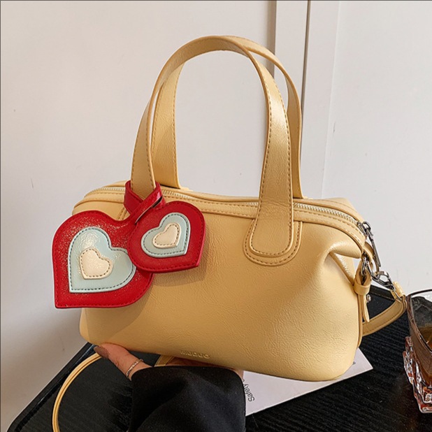 2025 New retro and stylish versatile handbag, trendy and simple shoulder bag, heart-shaped high-end crossbody bag full figure