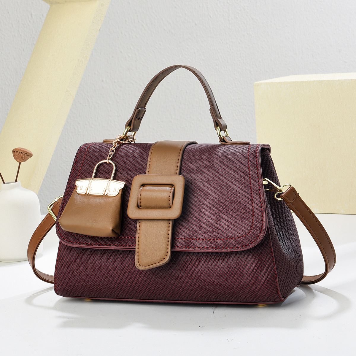 The new 2024 cross-border Kelly bag, with a light luxury and high-end feel, is a women's single-shoulder bag with a handbag texture and a crossbody bag Application Scenario