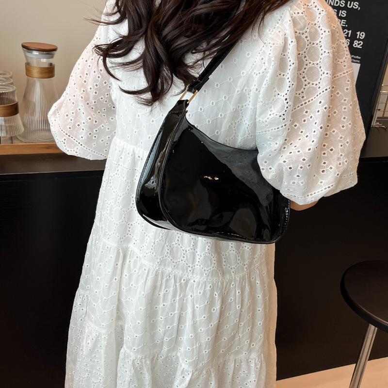 Retro, casual and simple single-shoulder underarm bag, patent leather, fashionable and trendy 2025 summer new large-capacity shiny bread bag details Picture