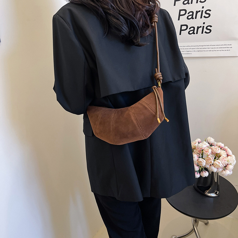 The retro Maillard women's 2024 new style matte single-shoulder crossbody bag with a unique and simple croissant Application Scenario
