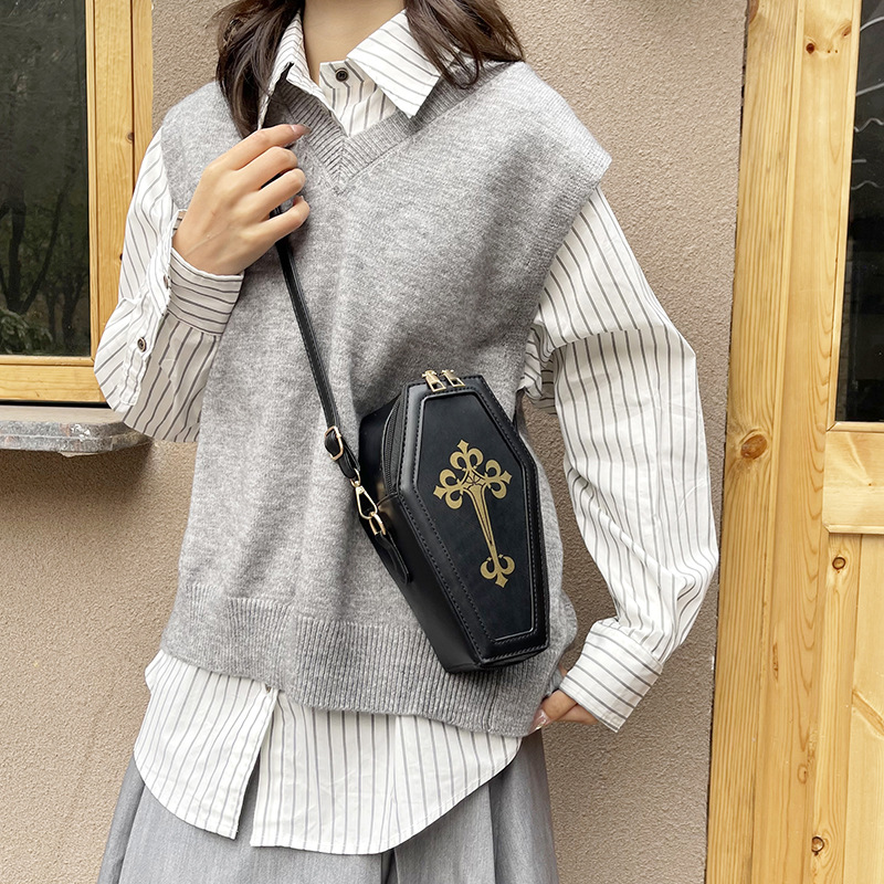 Cross-border European and American personalized bag, retro dark style printed cross single-shoulder crossbody bag, Halloween bag Application Scenario