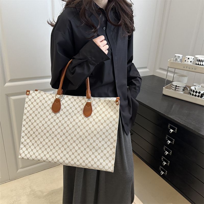 Spring/Summer 2025 new large-capacity women's bag, European and American retro single-shoulder large bag, letter tote bag, commuter handbag Specification drawing