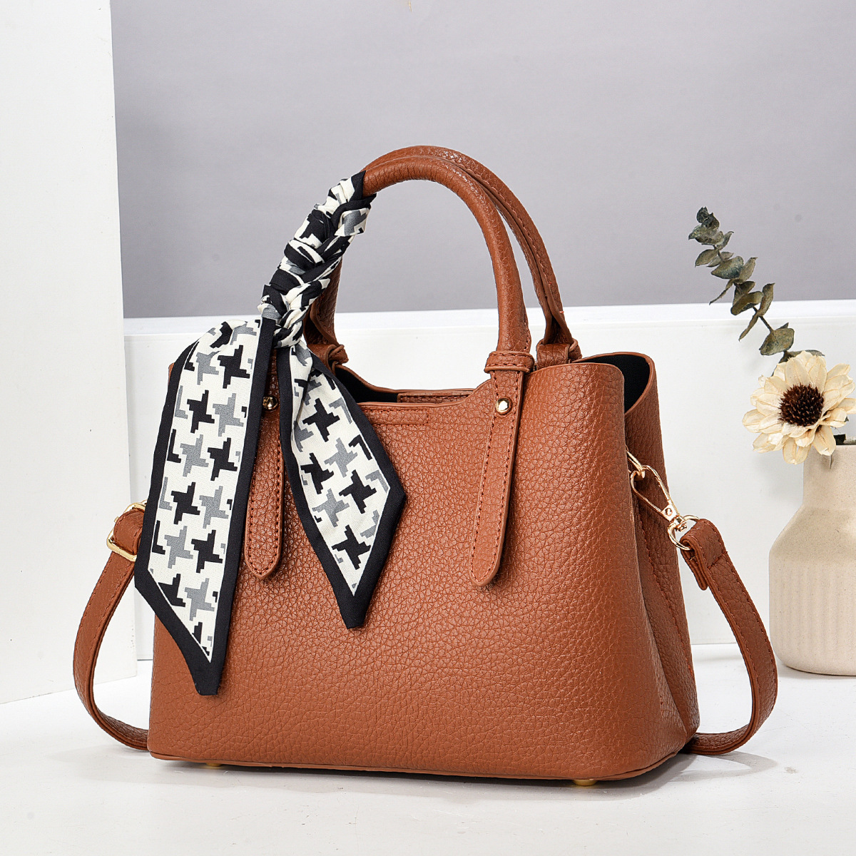 A manufacturer of large-capacity handbags for women in the summer of 2025, featuring a trendy, simple, fashionable and elegant crossbody single-shoulder bag Application Scenario