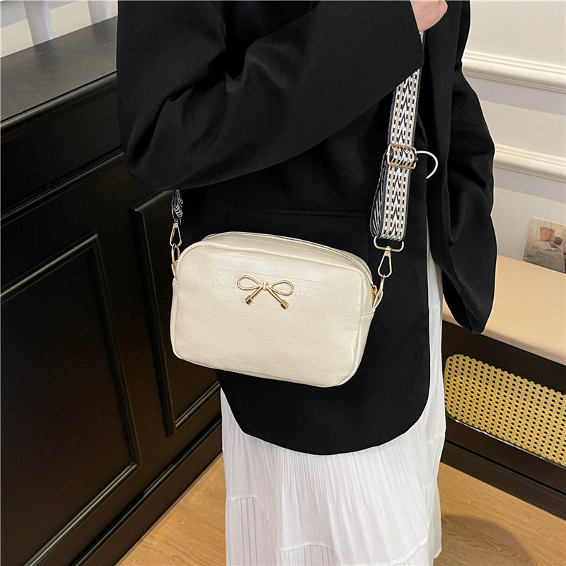 Bowknot stylish texture 2025 Spring New solid color, beautiful and fashionable Korean style single-shoulder casual underarm small square bag Specification drawing