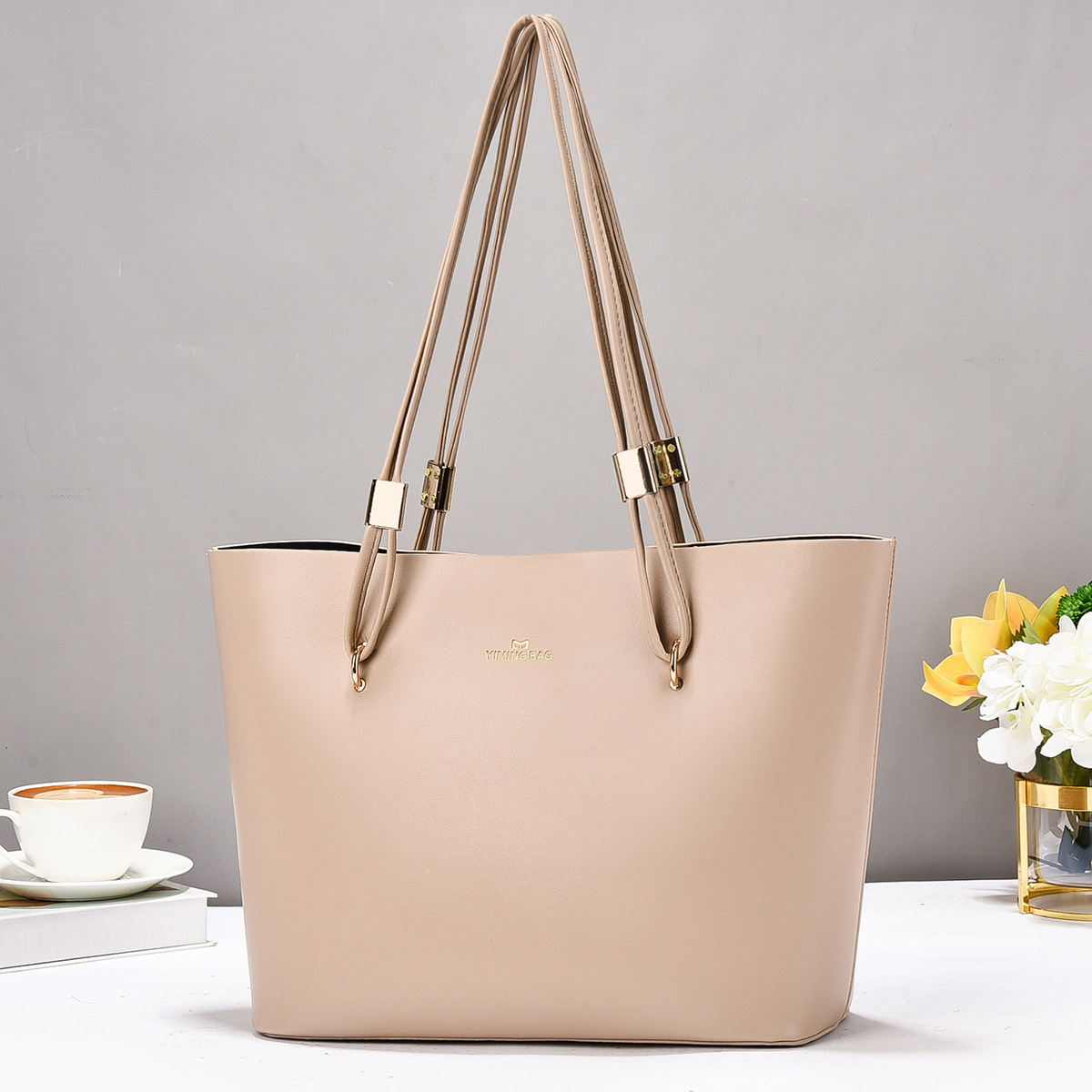 A multi-functional large-capacity soft leather bag for women, a new 2025 commuter design backpack, a high-end and niche tote bag Specification drawing