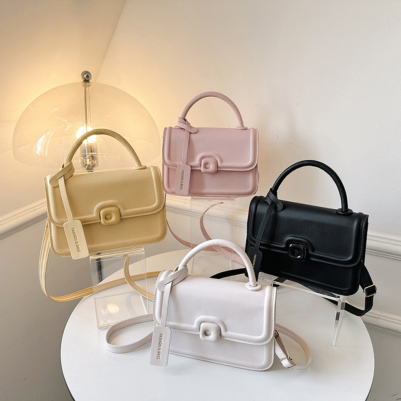 A trendy and niche design bag for women in the summer of 2025, a fashionable crossbody bag and a small square handbag Application Scenario