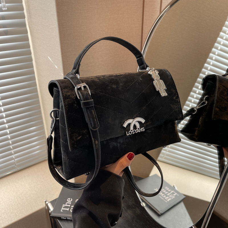 This is a new, simple, casual and versatile commuting handbag for women in 2025. It is a high-end single-shoulder crossbody bag Specification drawing