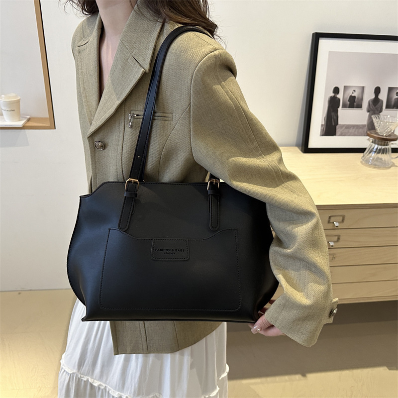 2024 New style color-block tote bag, single-shoulder bag, women's autumn and winter retro, versatile and high-end underarm bag details Picture
