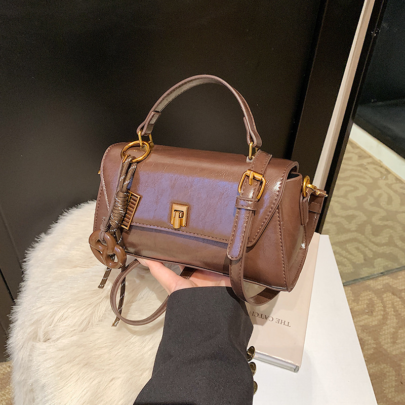 This year, the oil wax leather small bags for women are in vogue. The 2025 new style is a high-end hand-held small square bag and a retro casual crossbody bag Specification drawing