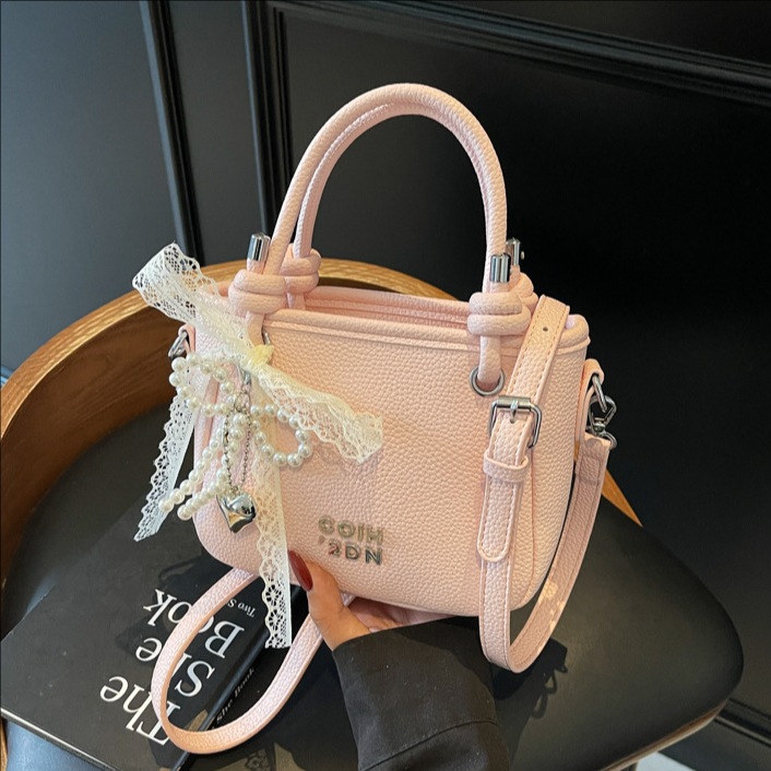 Retro letter hand-held bucket bag for women, 2025 new style, high-end texture, versatile crossbody bag, stylish and simple single-shoulder bag full figure