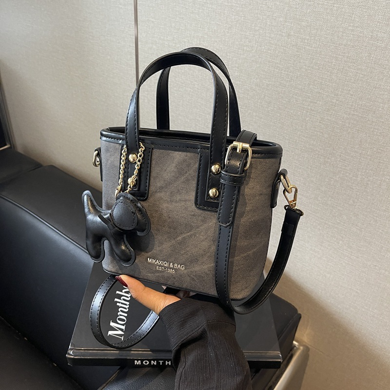 A new 2024 high-end Korean-style single-shoulder crossbody bag with a unique design and a hand-held bucket bag Specification drawing