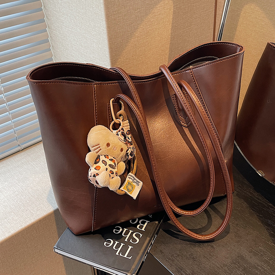 Retro bag for women, large capacity 2024 new style, fashionable and versatile, casual single-shoulder shopping bag, simple commuting tote bag full figure