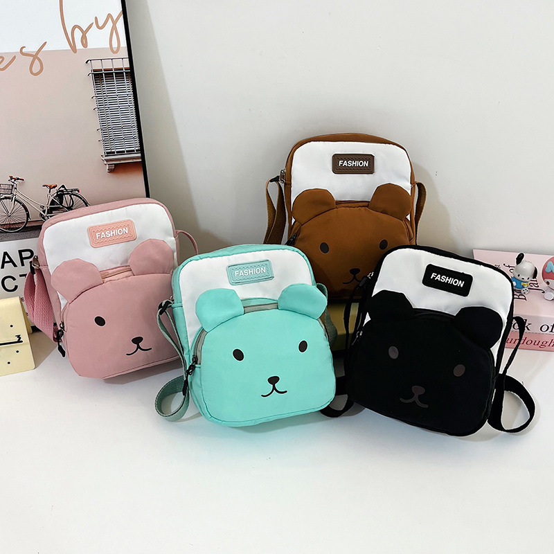 The new cute bear single-shoulder bag for the 2024 autumn and winter season, the large-capacity color-blocking crossbody bag for girls, is a cross-border trend Application Scenario