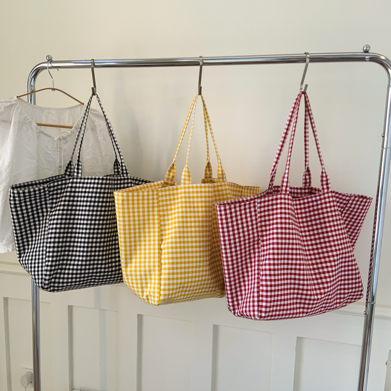 Trendy checkered large-capacity canvas bag for women 2025 new style casual and laid-back shopping bag, lightweight single-shoulder tote bag Application Scenario