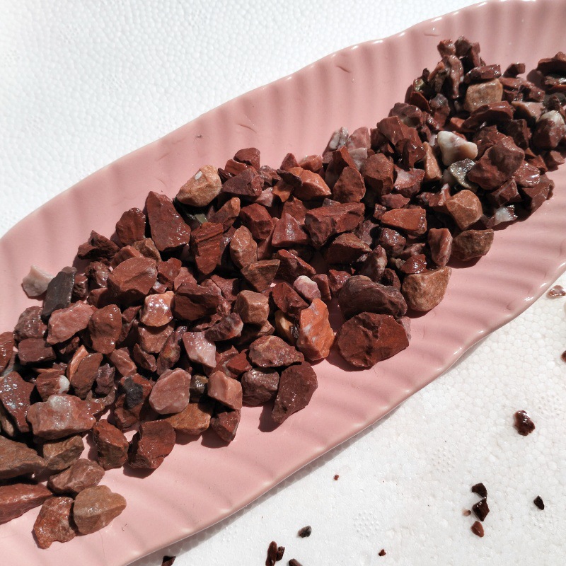 The manufacturer wholesals red crushed stones, colored pebbles, carmine red pebbles, adhesive stones, terrazzo flooring, paving and decoration details Picture