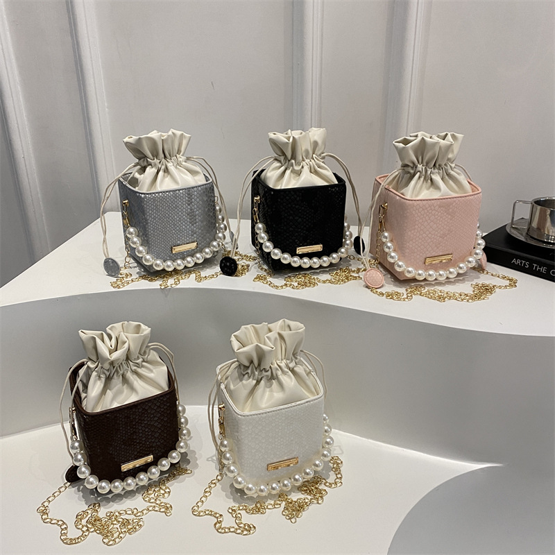 Korean pearl handbag for women 2025 new summer single-shoulder crossbody bag, high-end, fashionable and versatile bucket bag Application Scenario