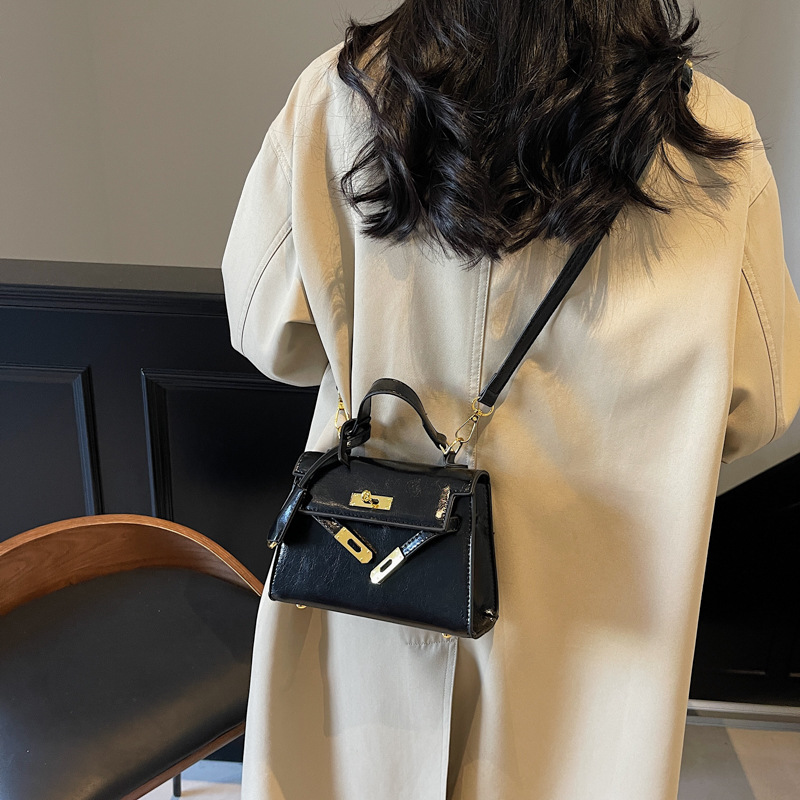 High-end small bag 2025 new style, women's casual and versatile retro crossbody bag, small square bag, hand-held Kelly bag Application Scenario