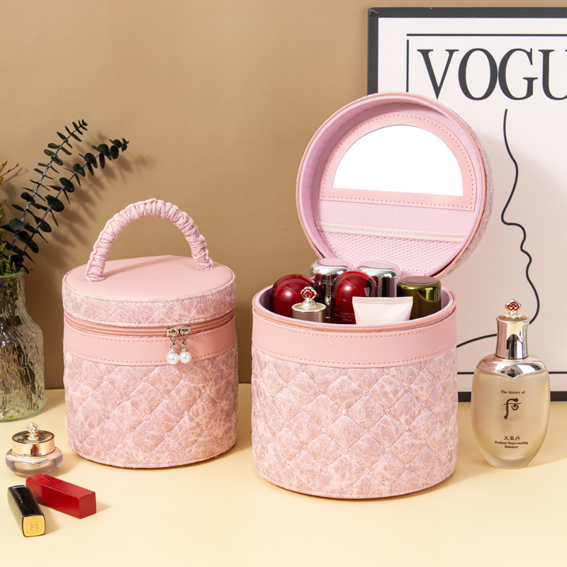 Fashionable large-capacity semi-circular hand-held cosmetics storage bag, portable travel high-end makeup box, bridesmaid souvenir gift box Application Scenario