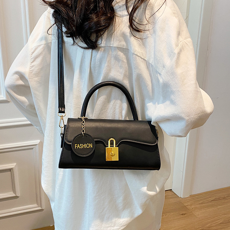 A French-style, niche and stylish commuting hardware single-shoulder crossbody bag. A new fashionable pu handbag from South Korea for summer details Picture
