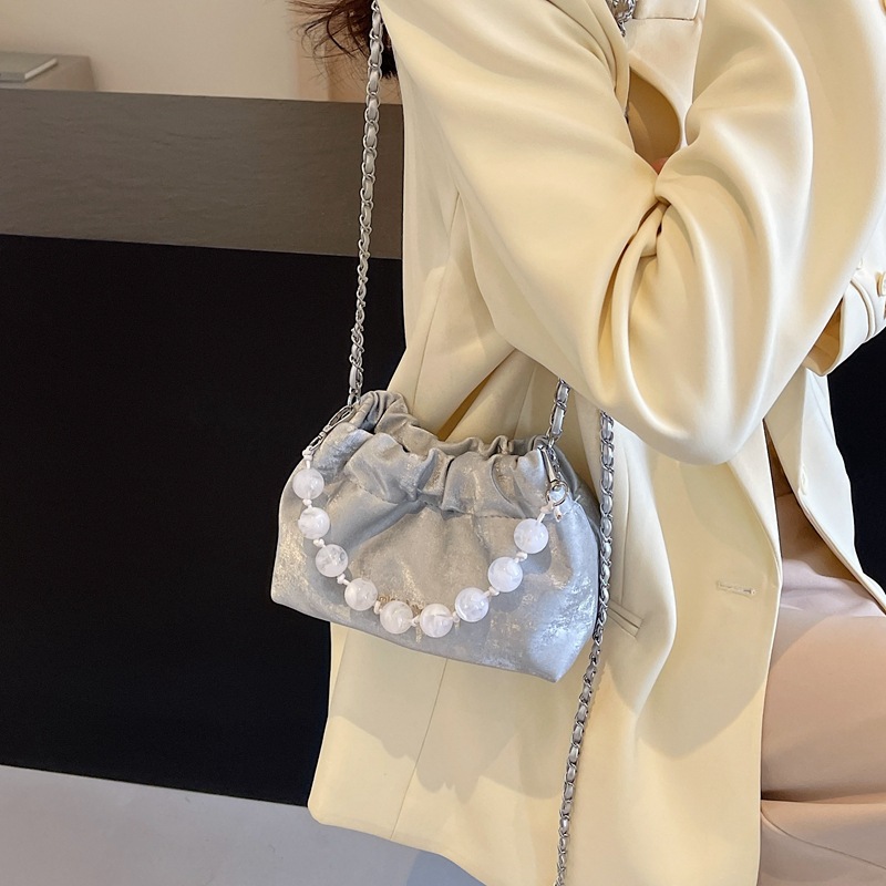 Simple and elegant pearl handbag, 2024 new Korean-style fashionable bucket bag, high-end texture, versatile single-shoulder bag Application Scenario