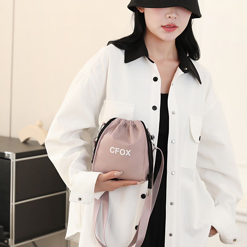 Colorful Fox's new women's shoulder bag, a Korean-style fashionable and trendy mobile phone bag, a versatile and simple crossbody bag details Picture