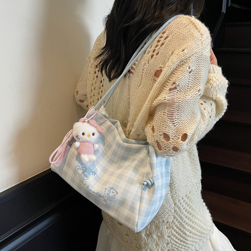 2025 New summer checkered underarm bag, laid-back style, versatile shoulder bag, casual crossbody bag, large-capacity tote bag Application Scenario